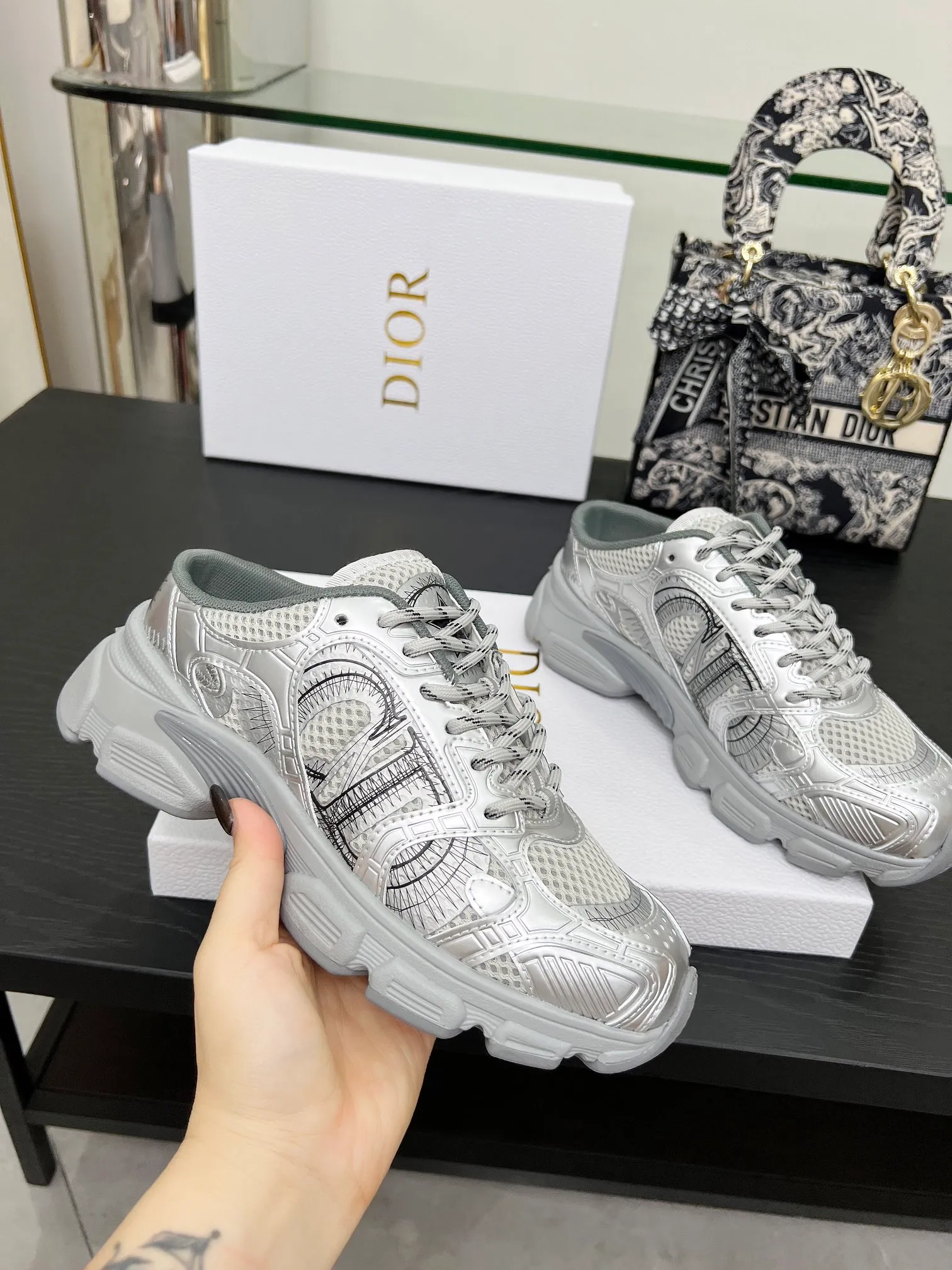 p560🐮🐮This Dior Chrono sports half slipper reinterprets running shoes with Dior's haute couture style. Gray mesh fabric is paired with tonal suede calfskin panels, the CD logo on the side, the star patch on the tongue and the Dior logo on the heel, all in classic fine detail. Featuring two-tone laces and a lightweight sole with star graphics, they can be worn year-round. Size: Women’s size 35-41 (35/42 can be customized) Men’s size 40-46 (men’s version is being printed) Color: 12 colors available